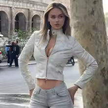 Chaqueta corta con cuello alto y estilo atrevido