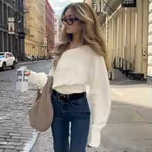 Suéter de punto con cinturón y hombros descubiertos