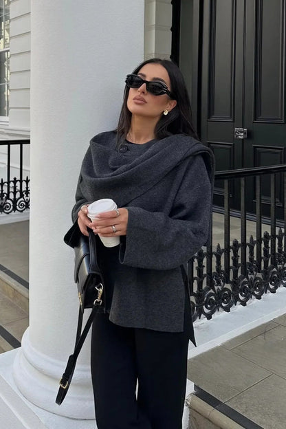 Abrigo corto de punto asimétrico con cuello bufanda