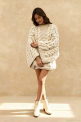 Suéter extragrande de punto trenzado con cuello redondo